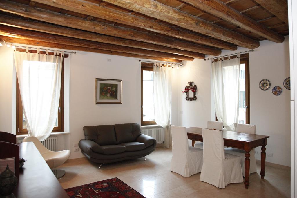 Centre 2 Bedroom Flat Верона Экстерьер фото