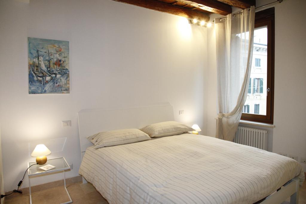 Centre 2 Bedroom Flat Верона Экстерьер фото